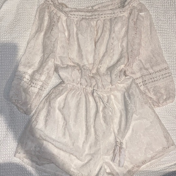 Off the shoulder lace romper - Picture 1 of 3